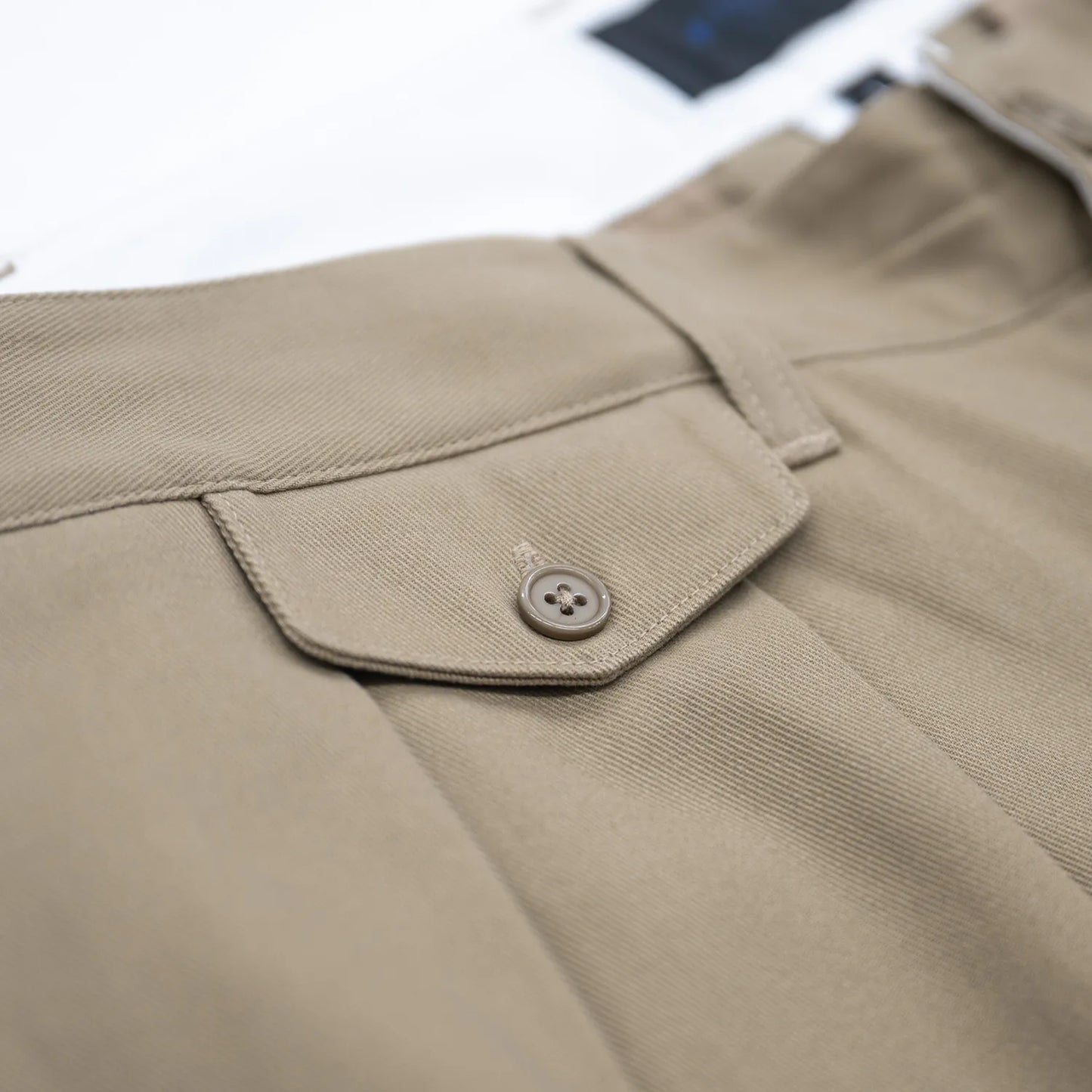 CLUMSY PICTURESの新作パンツ「2 PLEATS RELAXED TWILL PANTS」のBEIGEカラーのコインポケットの商品写真