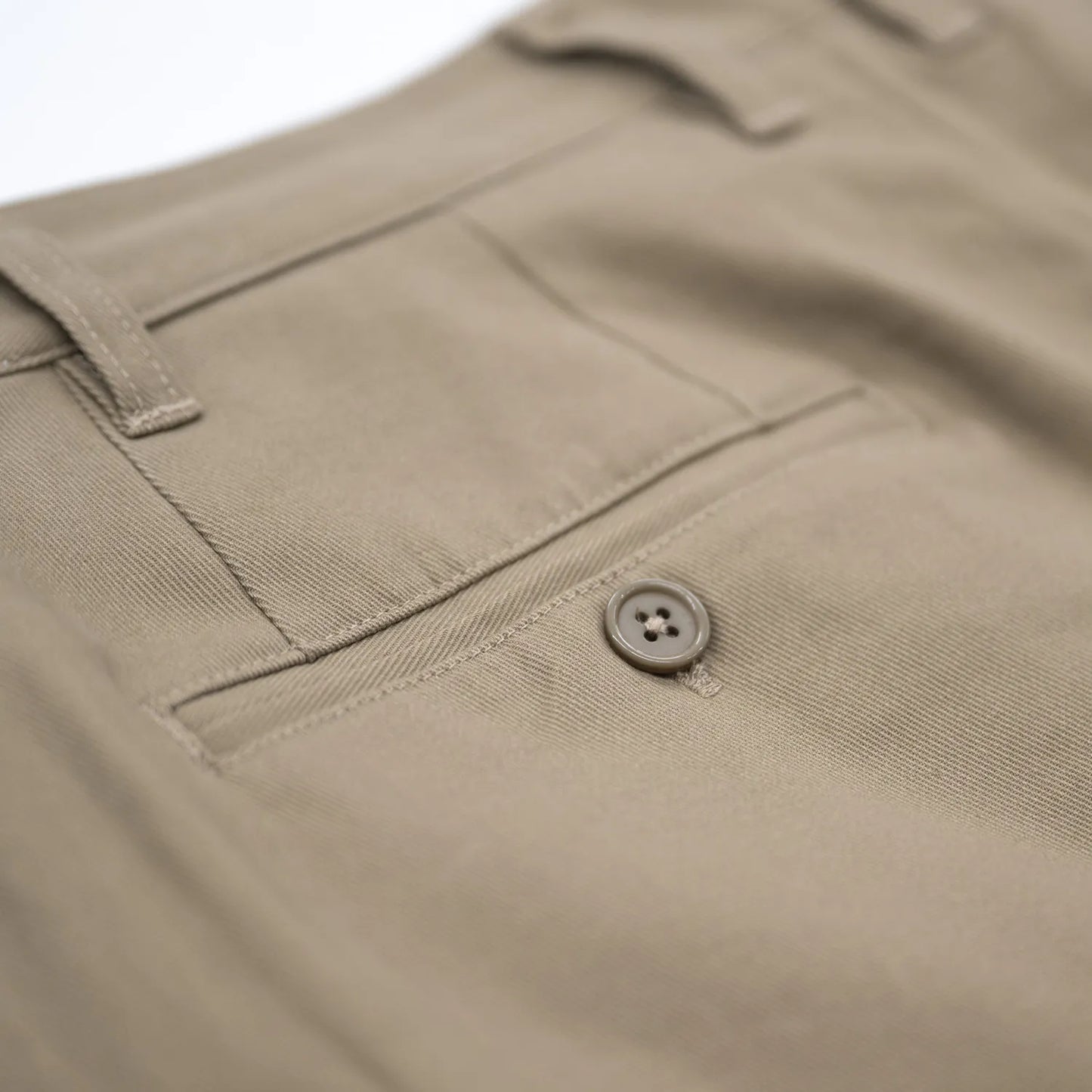 CLUMSY PICTURESの新作パンツ「2 PLEATS RELAXED TWILL PANTS」のBEIGEカラーのバックポケットの商品写真