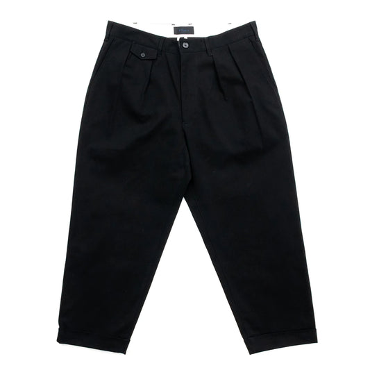 CLUMSY PICTURESの新作パンツ「2 PLEATS RELAXED TWILL PANTS」のBLACKカラーの正面からの商品写真