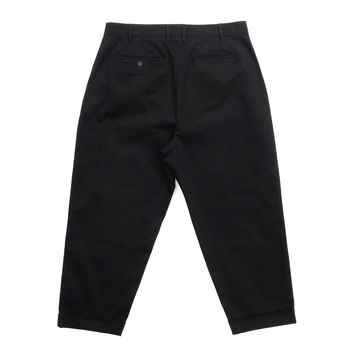 CLUMSY PICTURESの新作パンツ「2 PLEATS RELAXED TWILL PANTS」のBLACKカラーの背面からの商品写真