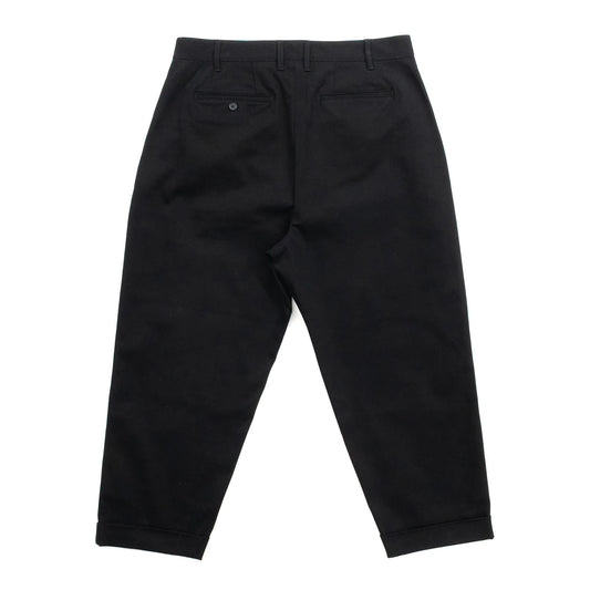 CLUMSY PICTURESの新作パンツ「2 PLEATS RELAXED TWILL PANTS」のBLACKカラーの背面からの商品写真