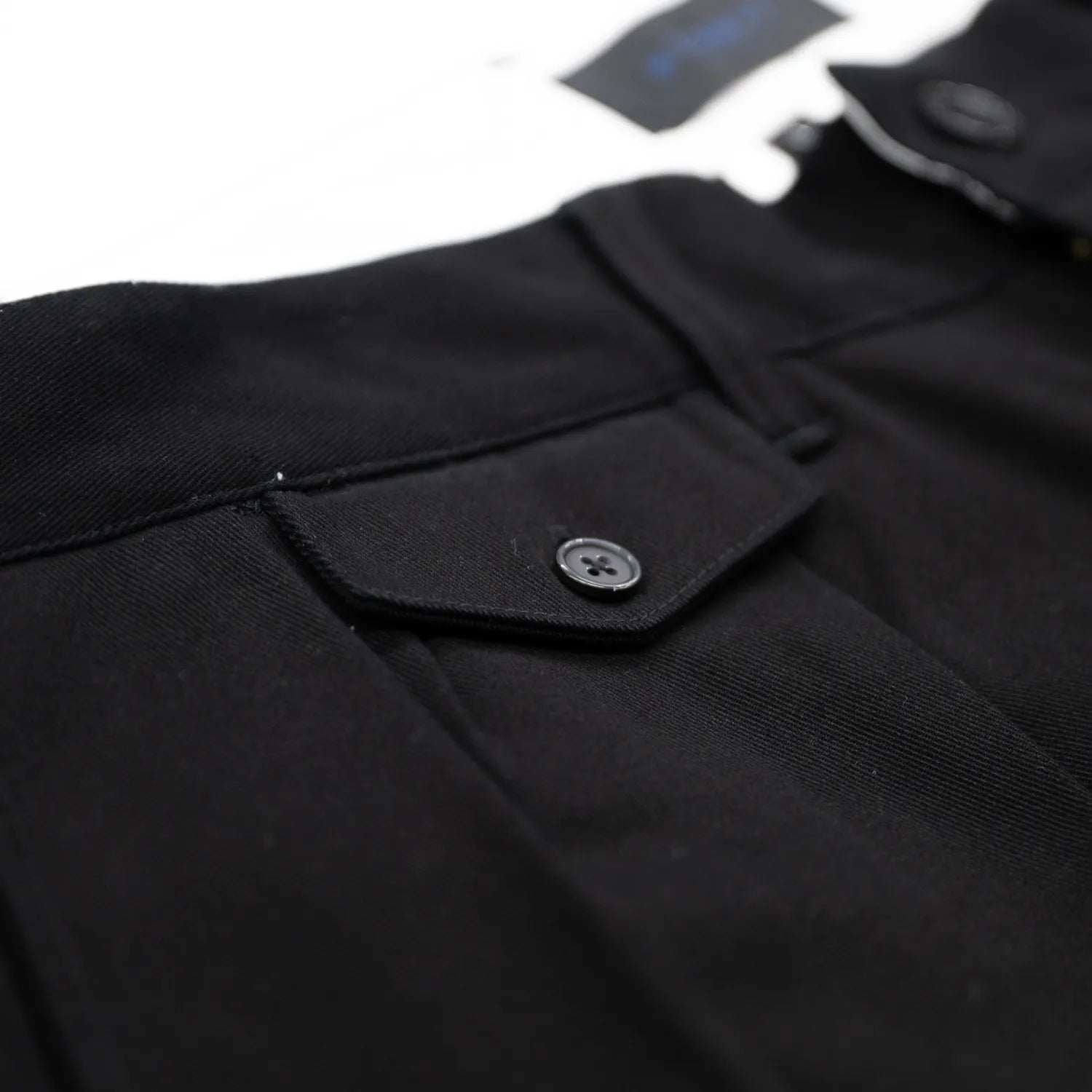 CLUMSY PICTURESの新作パンツ「2 PLEATS RELAXED TWILL PANTS」のBLACKカラーのコインポケットの商品写真