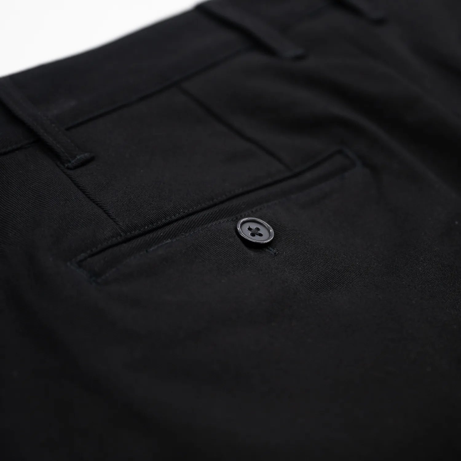 CLUMSY PICTURESの新作パンツ「2 PLEATS RELAXED TWILL PANTS」のBLACKカラーのバックポケットの商品写真
