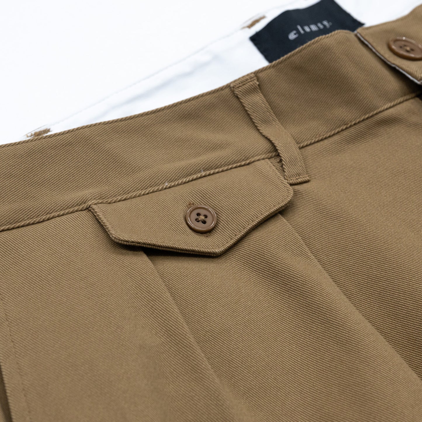 CLUMSY PICTURES(クラムジー)の名作パンツ「2 PLEATS RELAXED TWILL PANTS」の2025AWの新色「BROWNカラー」のフロントコインポケットの写真