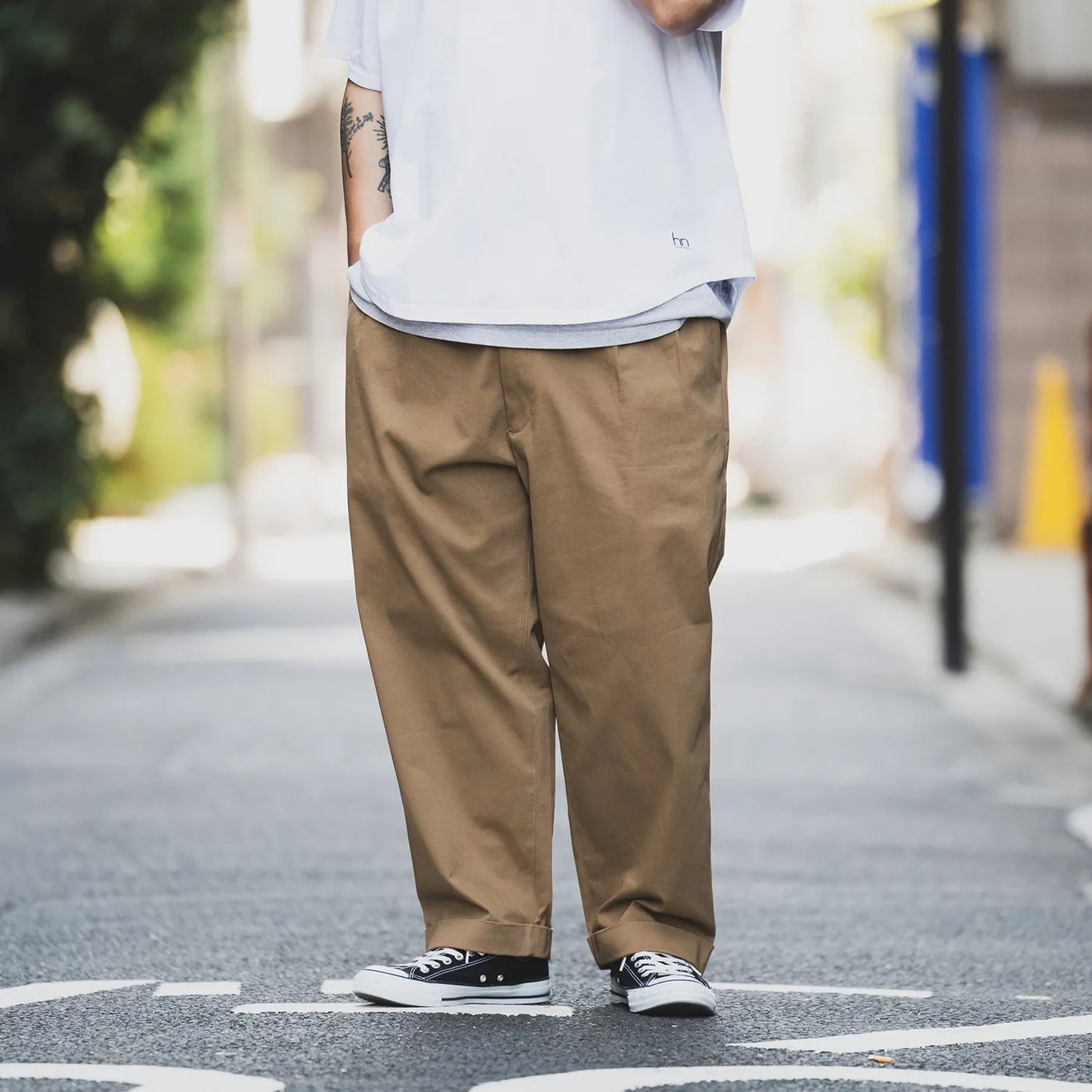 CLUMSY PICTURES(クラムジー)の名作パンツ「2 PLEATS RELAXED TWILL PANTS」の2025AWの新色「BROWNカラー」の正面からの着用写真