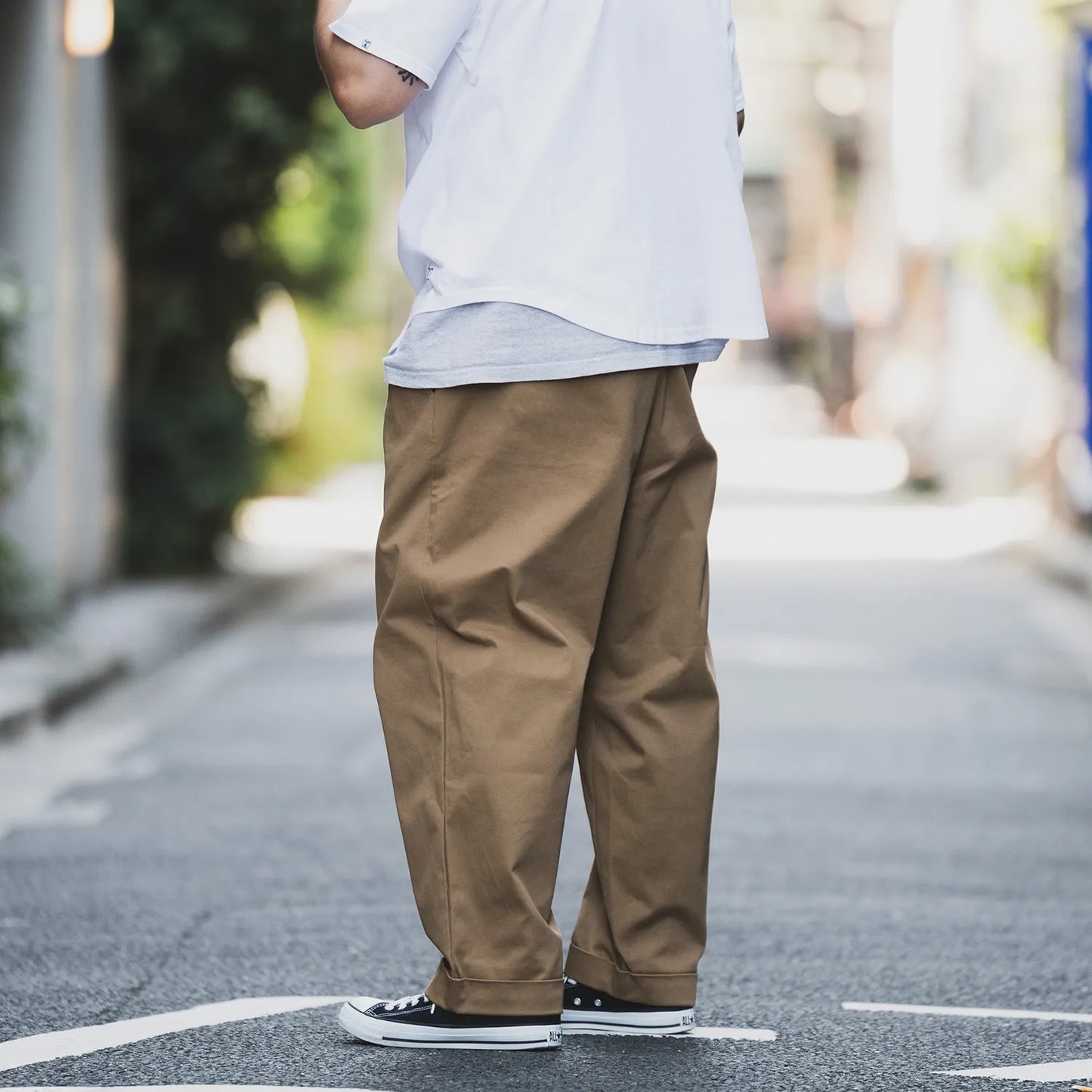 CLUMSY PICTURES(クラムジー)の名作パンツ「2 PLEATS RELAXED TWILL PANTS」の2025AWの新色「BROWNカラー」の左斜め後ろからの着用写真