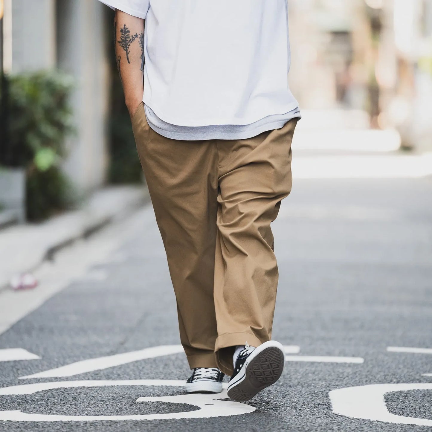 CLUMSY PICTURES(クラムジー)の名作パンツ「2 PLEATS RELAXED TWILL PANTS」の2025AWの新色「BROWNカラー」の正面からの歩きながらの着用写真
