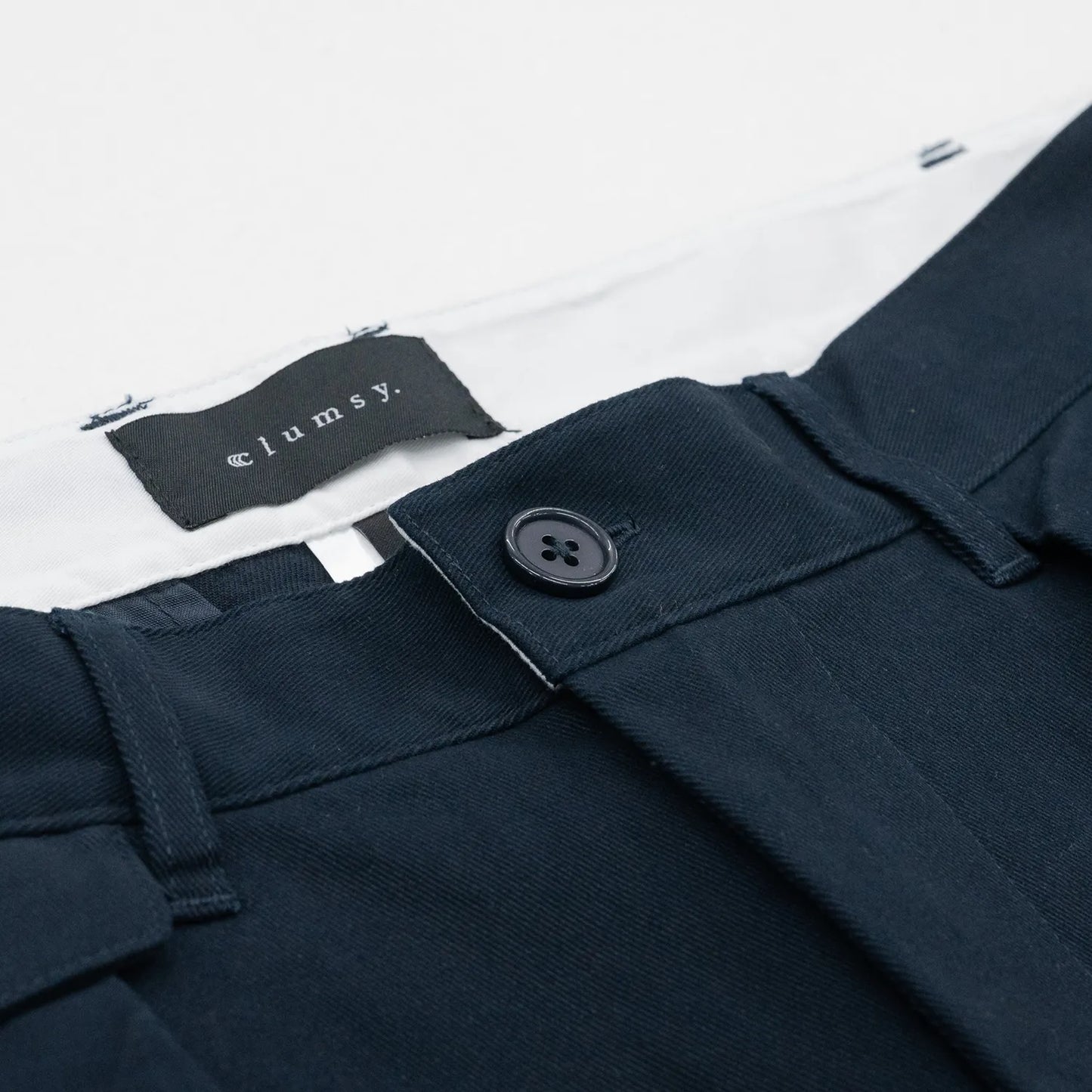 CLUMSY PICTURES(クラムジー)の名作パンツ「2 PLEATS RELAXED TWILL PANTS」の2025AWの新色「NAVYカラー」のウエスト部分の写真