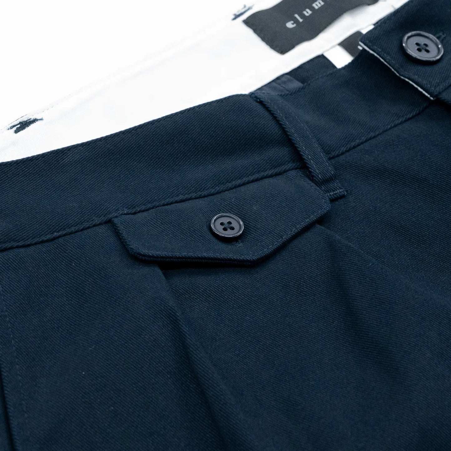 CLUMSY PICTURES(クラムジー)の名作パンツ「2 PLEATS RELAXED TWILL PANTS」の2025AWの新色「NAVYカラー」のフロントコインポケットの写真