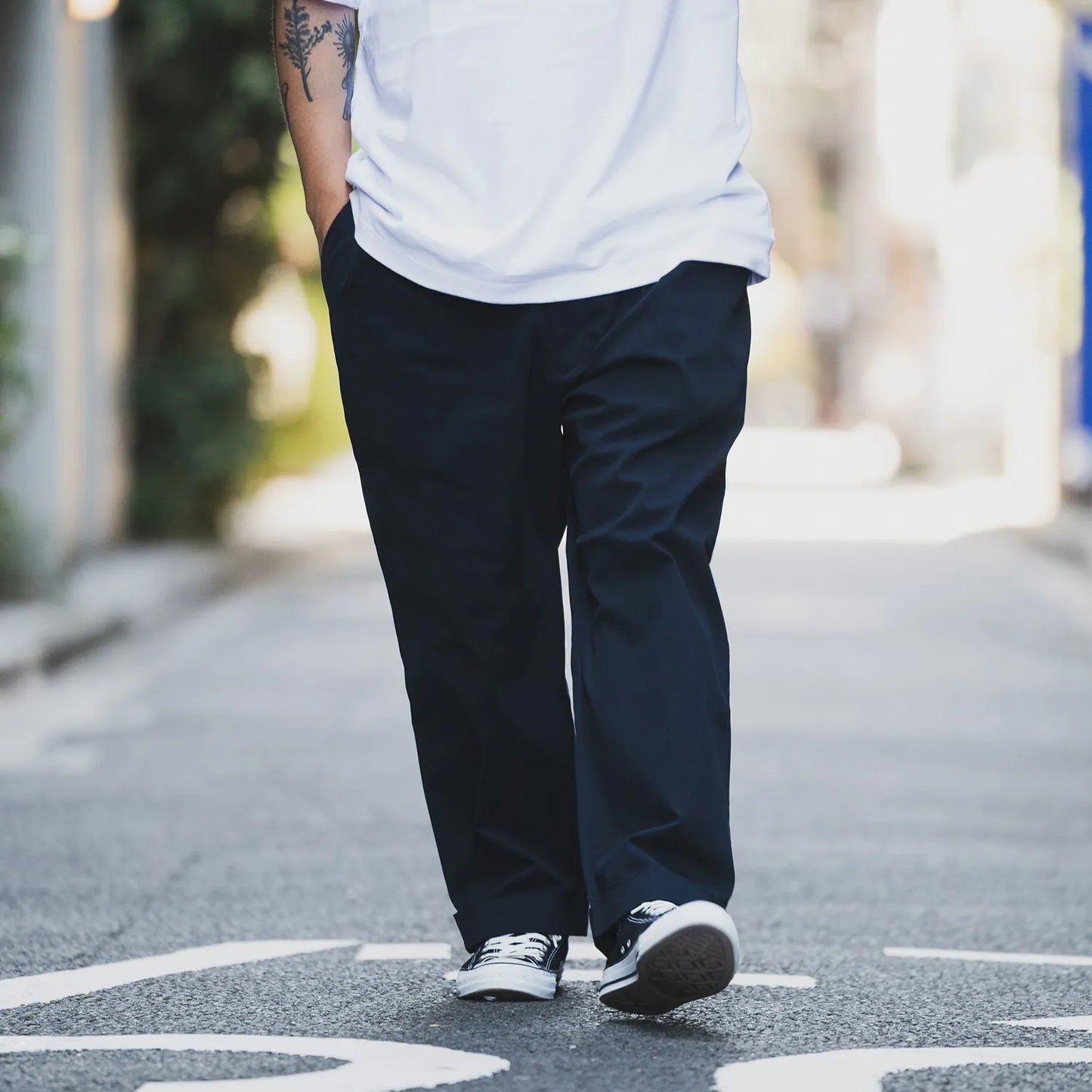 CLUMSY PICTURES(クラムジー)の名作パンツ「2 PLEATS RELAXED TWILL PANTS」の2025AWの新色「NAVYカラー」の正面からの歩きながらの着用写真
