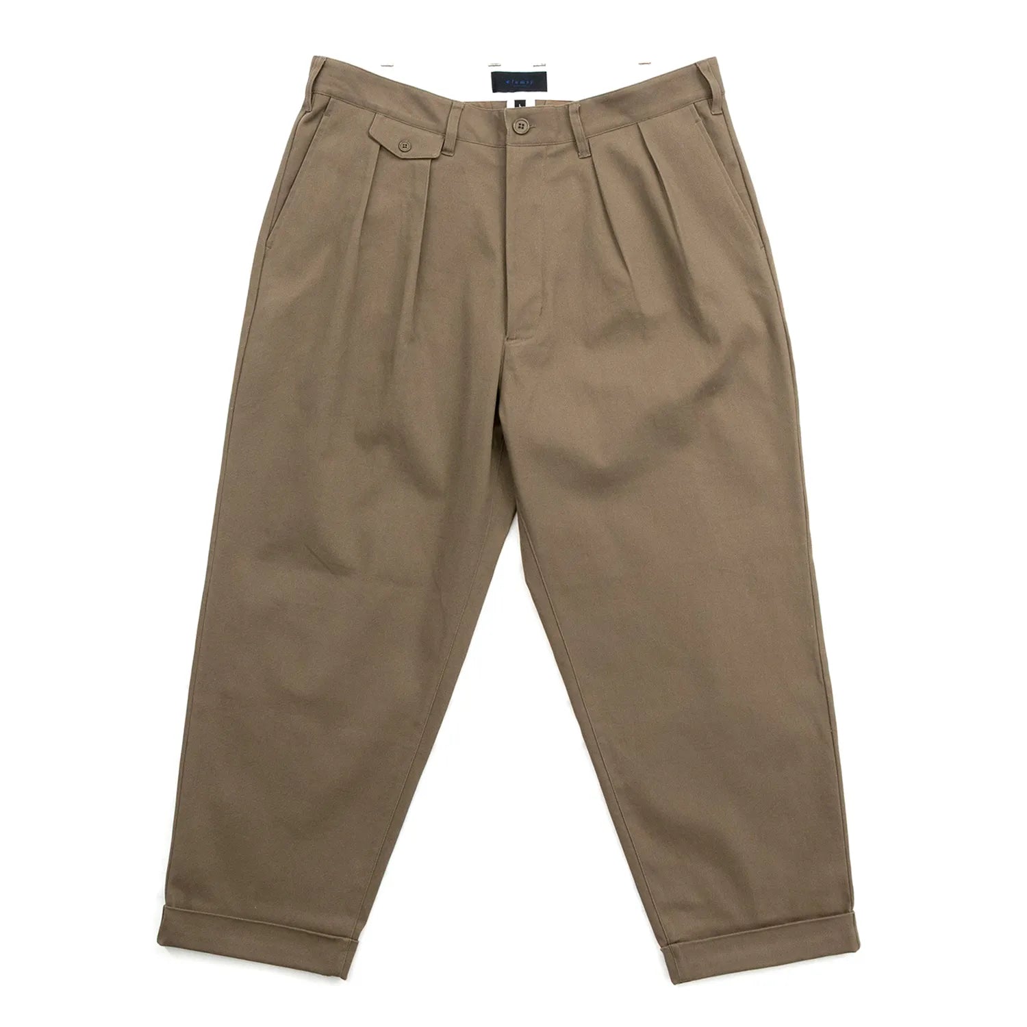 CLUMSY PICTURESの新作パンツ「2 PLEATS RELAXED TWILL PANTS」のOLIVE BROWNカラーの正面からの商品写真