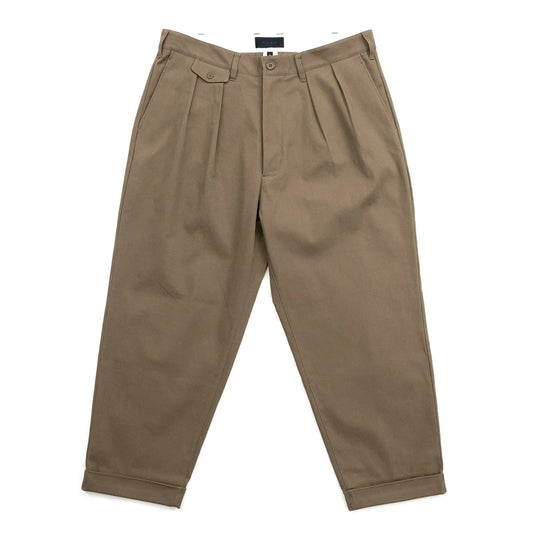 CLUMSY PICTURESの新作パンツ「2 PLEATS RELAXED TWILL PANTS」のOLIVE BROWNカラーの正面からの商品写真