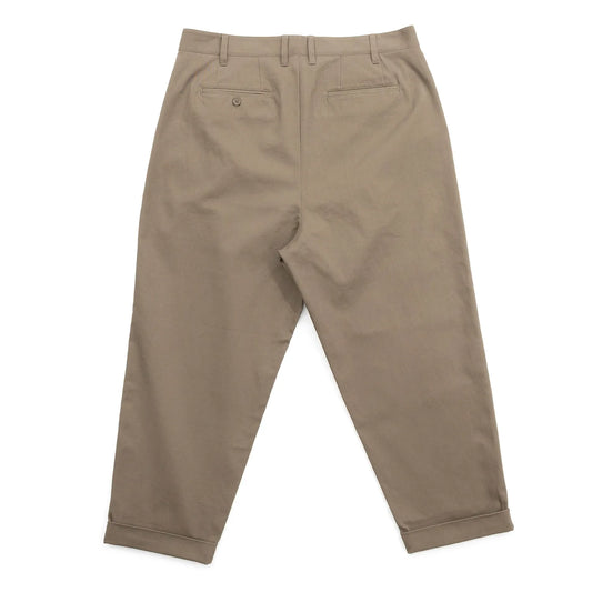 CLUMSY PICTURESの新作パンツ「2 PLEATS RELAXED TWILL PANTS」のOLIVE BROWNカラーの背面からの商品写真