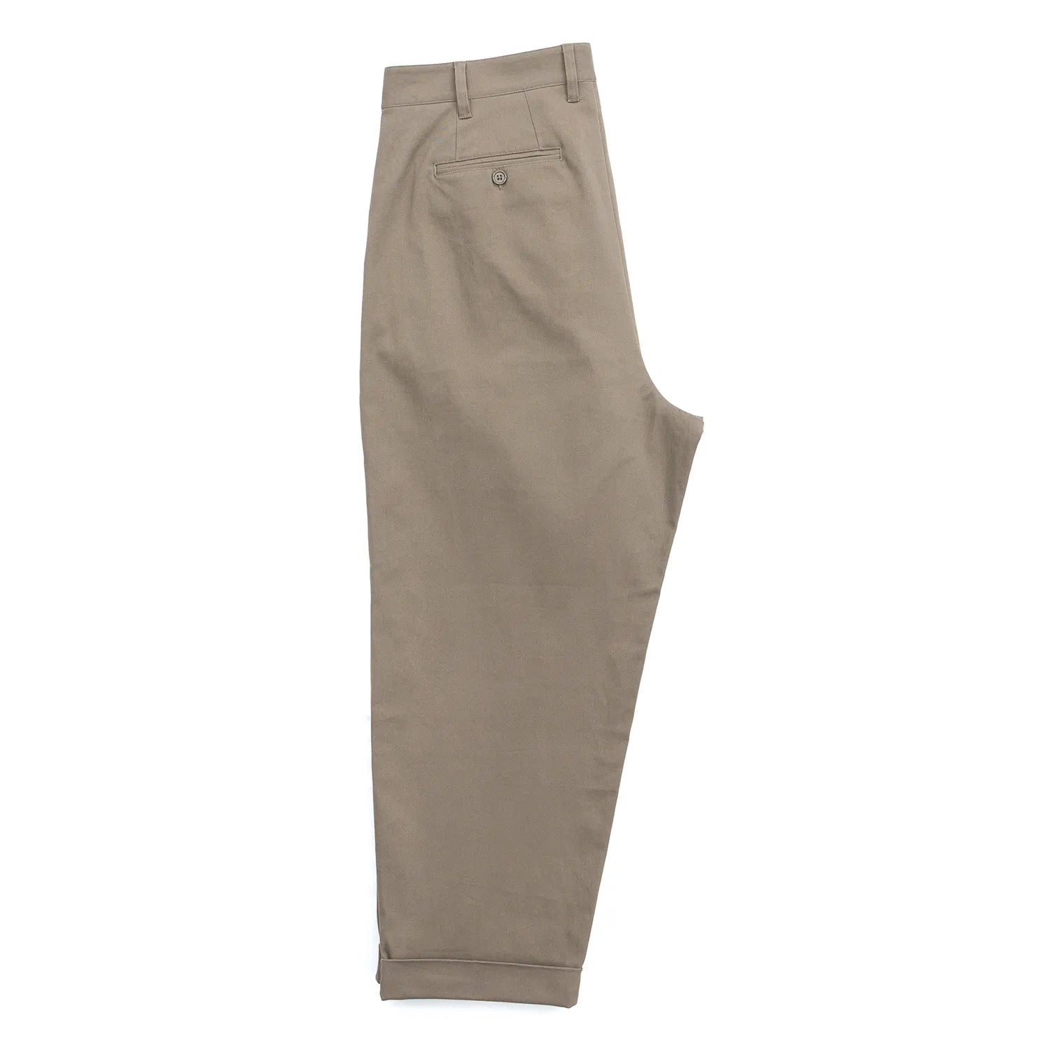 CLUMSY PICTURESの新作パンツ「2 PLEATS RELAXED TWILL PANTS」のOLIVE BROWNカラーの側面からの商品写真