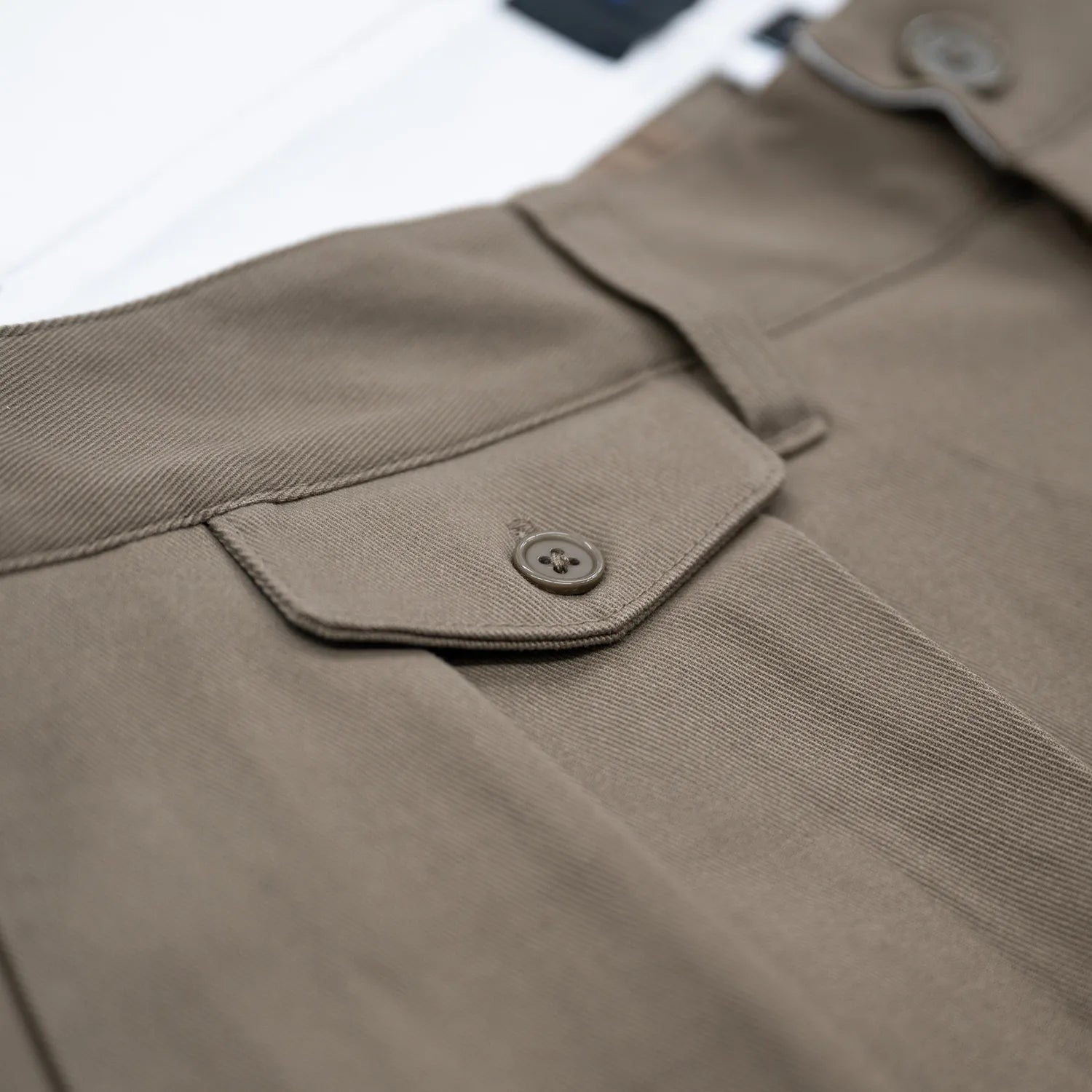 CLUMSY PICTURESの新作パンツ「2 PLEATS RELAXED TWILL PANTS」のOLIVE BROWNカラーのコインポケットの商品写真