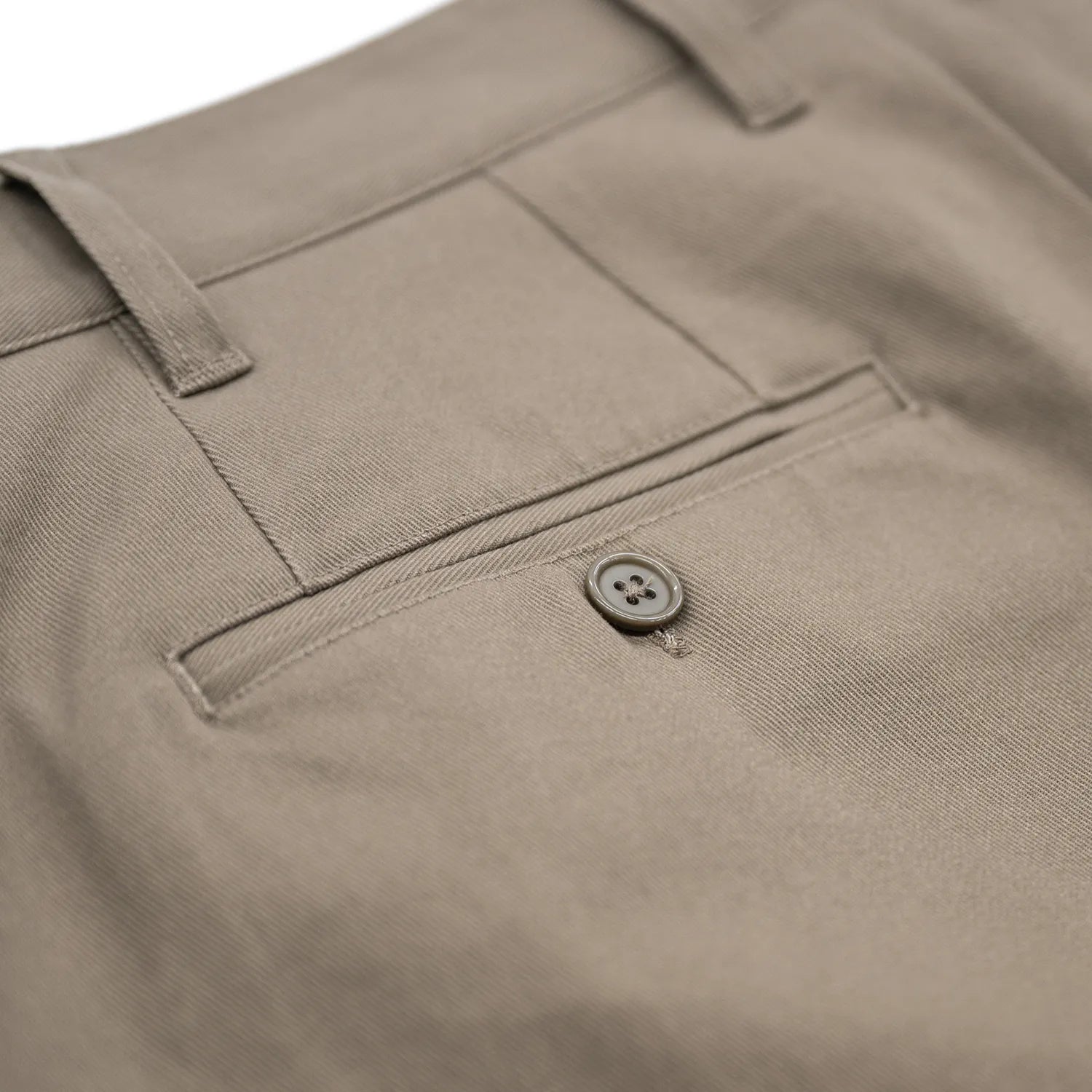 CLUMSY PICTURESの新作パンツ「2 PLEATS RELAXED TWILL PANTS」のOLIVE BROWNカラーのバックポケットの商品写真