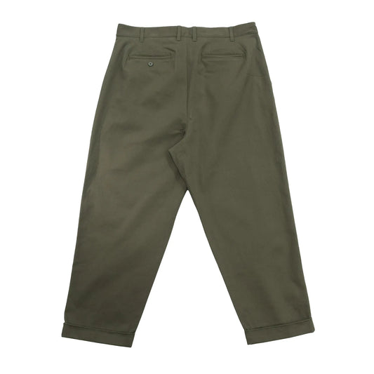 clumsy Pictures(クラムジー)の「2PLEATS RELAXED TWILL PANTS」のOLIVE DRABカラーの背面からの商品写真
