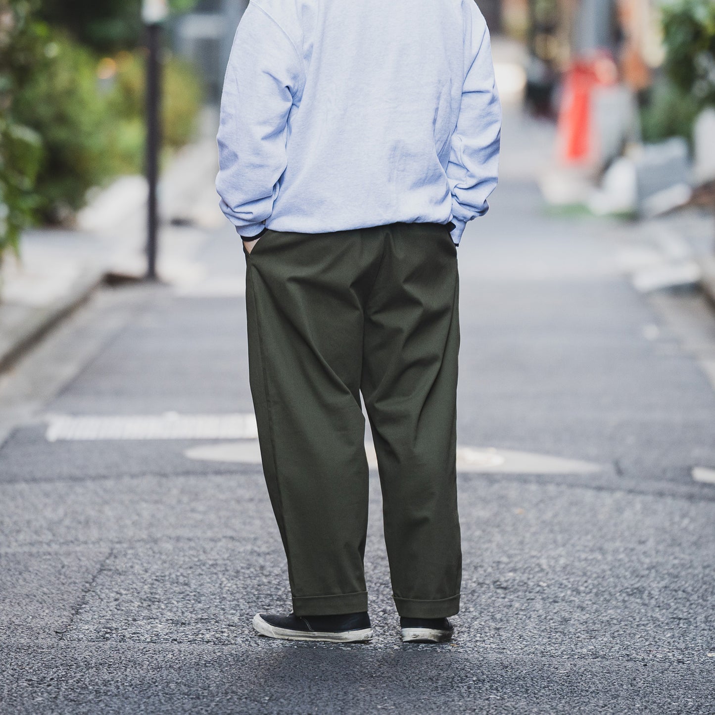 CLUMSY PICTURES 2 PLEATS RELAXED TWILL PANTS - SEPIA