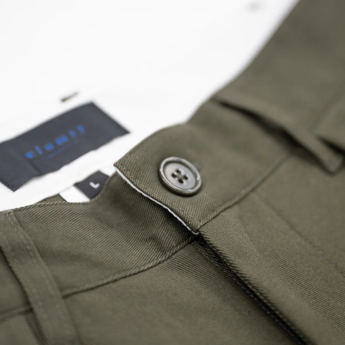 CLUMSY PICTURESの新作パンツ「2 PLEATS RELAXED TWILL PANTS」のSEPIAカラーの腰回りの商品写真