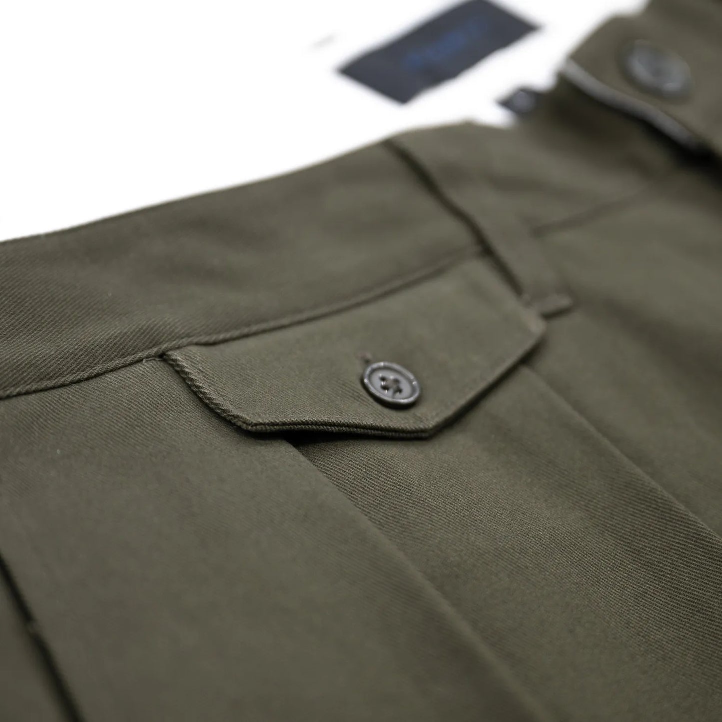 CLUMSY PICTURESの新作パンツ「2 PLEATS RELAXED TWILL PANTS」のSEPIAカラーのコインポケットの商品写真