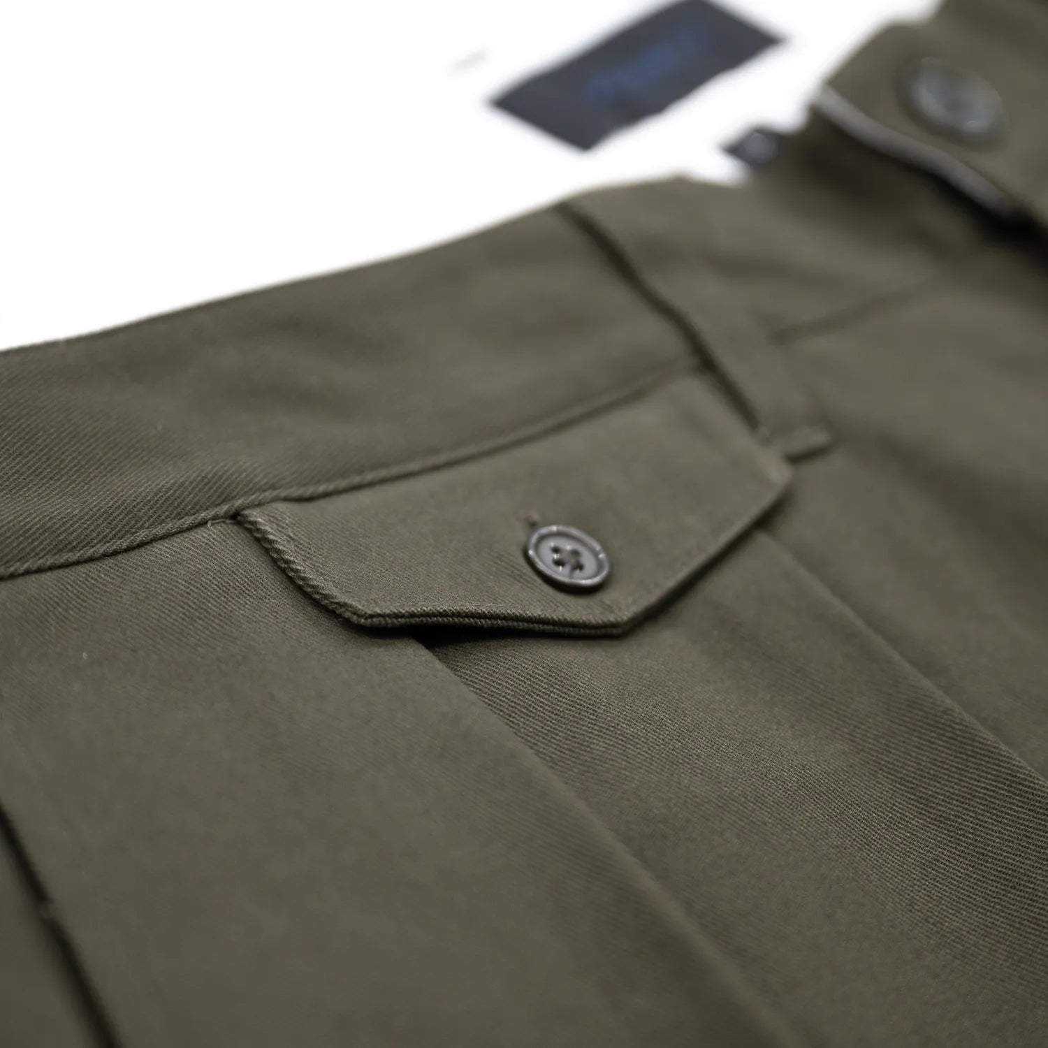 CLUMSY PICTURESの新作パンツ「2 PLEATS RELAXED TWILL PANTS」のSEPIAカラーのコインポケットの商品写真