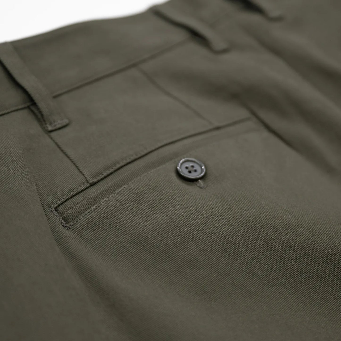 CLUMSY PICTURESの新作パンツ「2 PLEATS RELAXED TWILL PANTS」のSEPIAカラーのバックポケットの商品写真