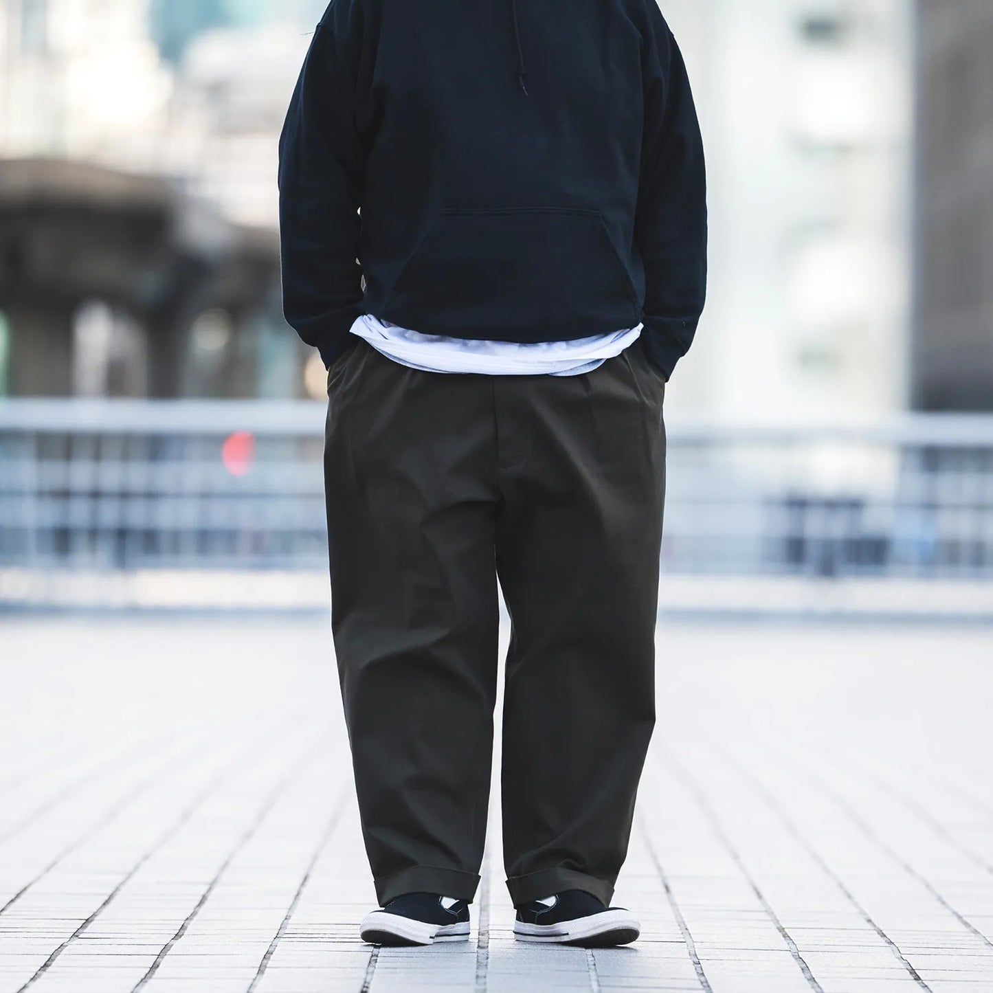 CLUMSY PICTURESの新作パンツ「2 PLEATS RELAXED TWILL PANTS」の正面からの着用写真
