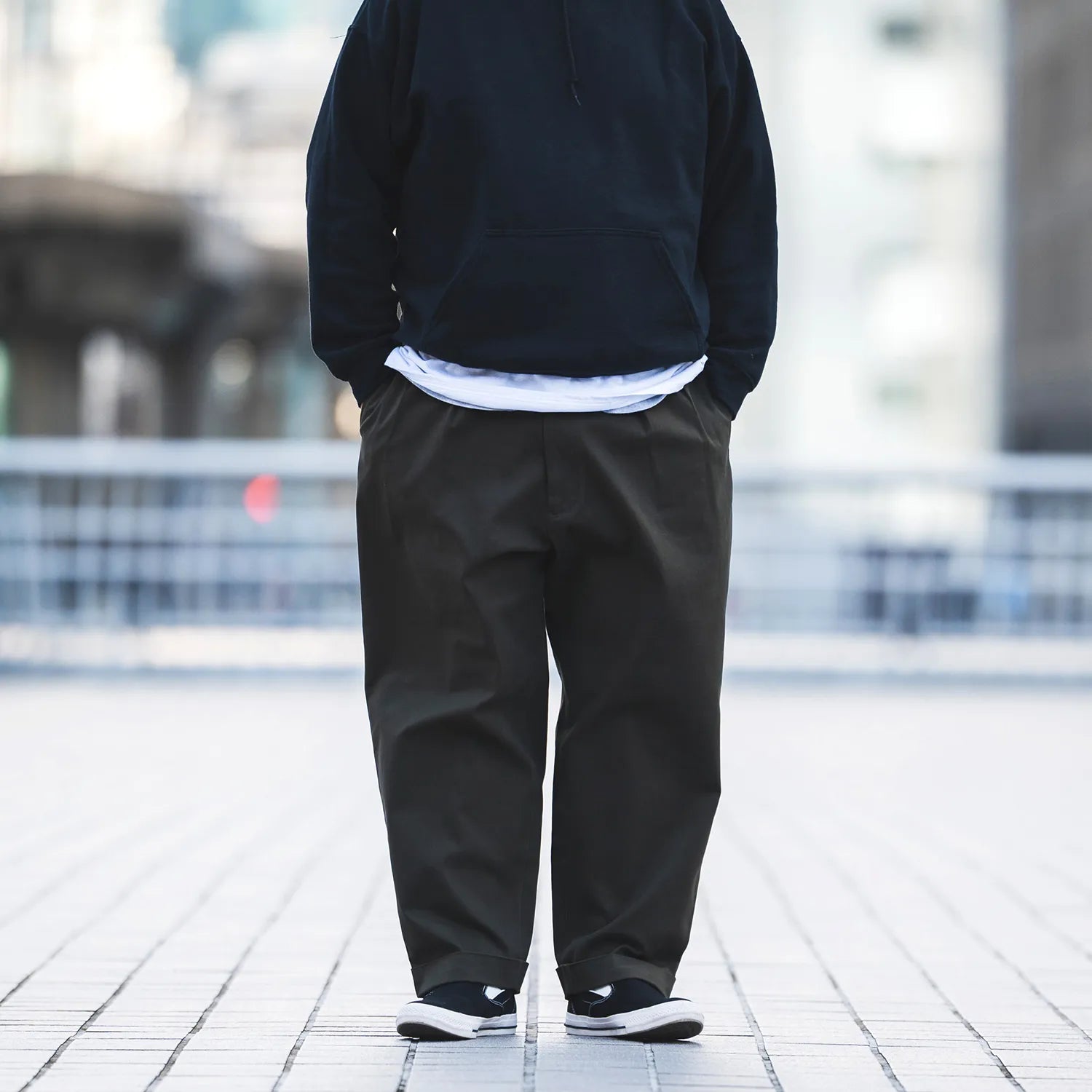 CLUMSY PICTURESの新作パンツ「2 PLEATS RELAXED TWILL PANTS」の正面からの着用写真