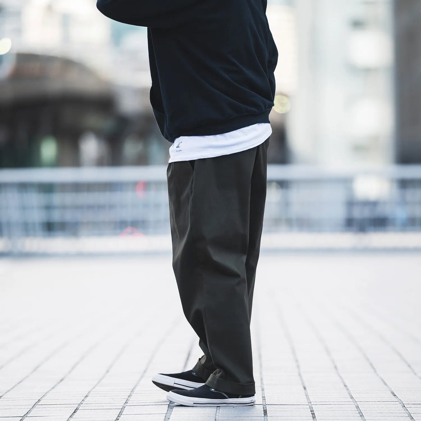 CLUMSY PICTURESの新作パンツ「2 PLEATS RELAXED TWILL PANTS」の側面からの着用写真
