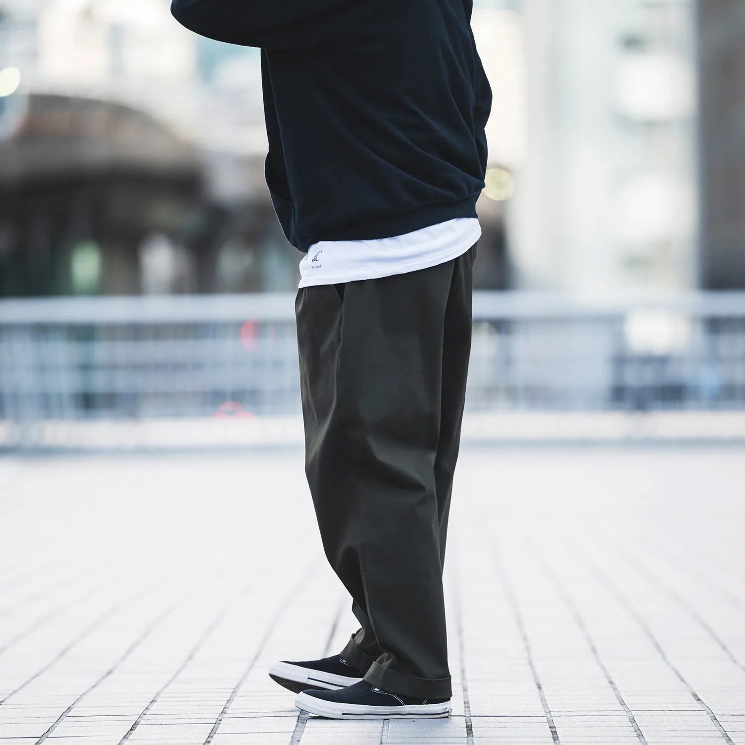 CLUMSY PICTURESの新作パンツ「2 PLEATS RELAXED TWILL PANTS」の側面からの着用写真
