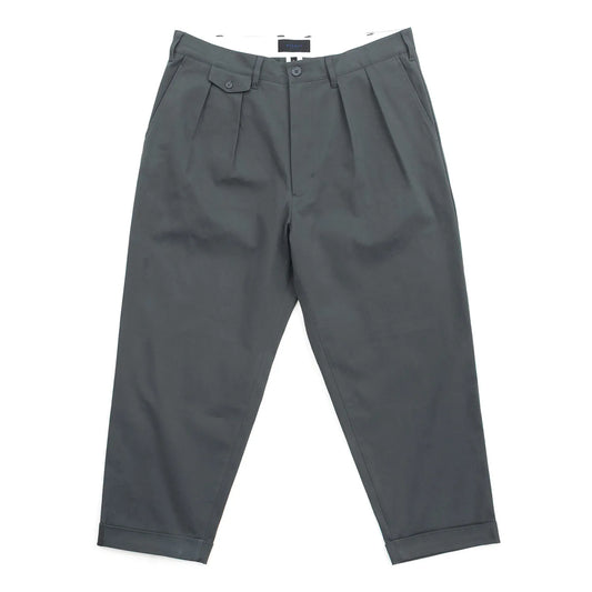 CLUMSY PICTURESの新作パンツ「2 PLEATS RELAXED TWILL PANTS」のSLATEカラーの正面からの商品写真