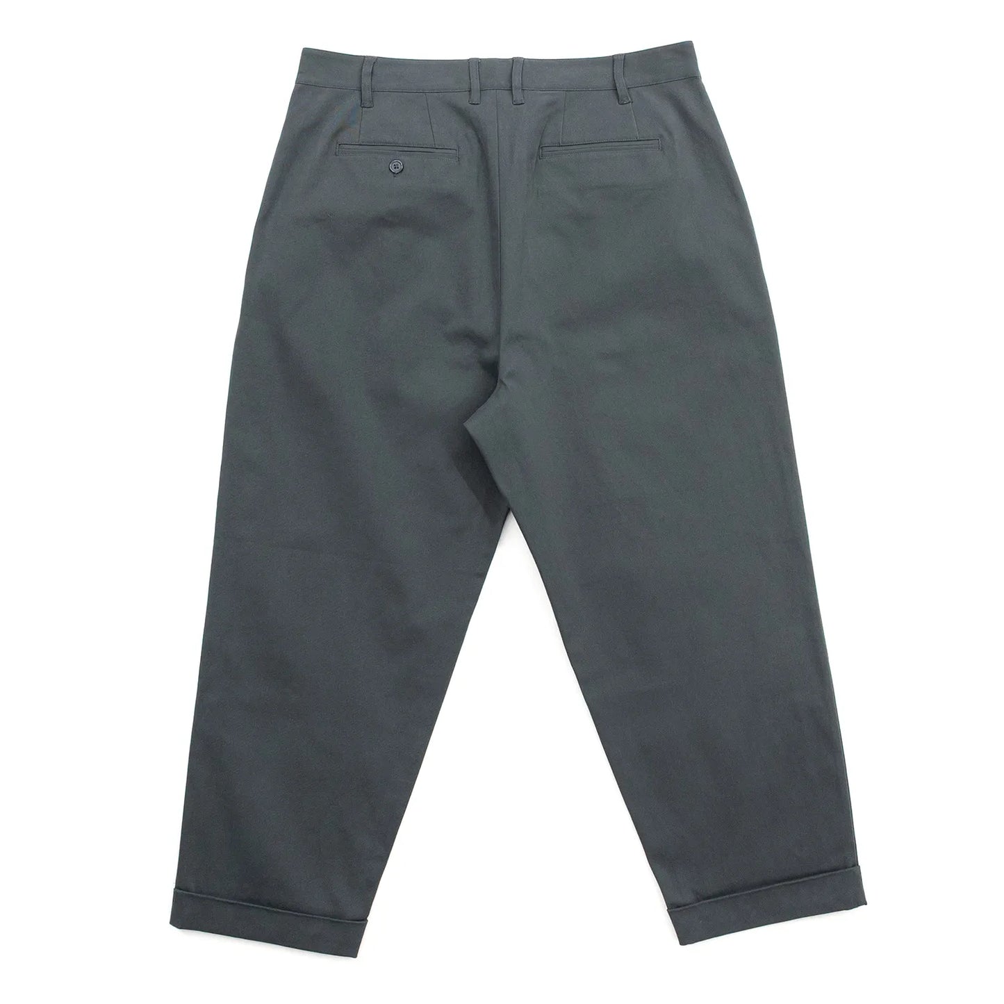 CLUMSY PICTURESの新作パンツ「2 PLEATS RELAXED TWILL PANTS」のSLATEカラーの背面からの商品写真