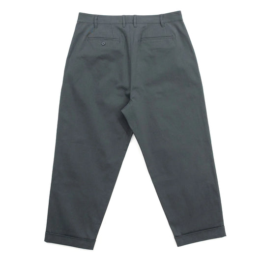 CLUMSY PICTURESの新作パンツ「2 PLEATS RELAXED TWILL PANTS」のSLATEカラーの背面からの商品写真