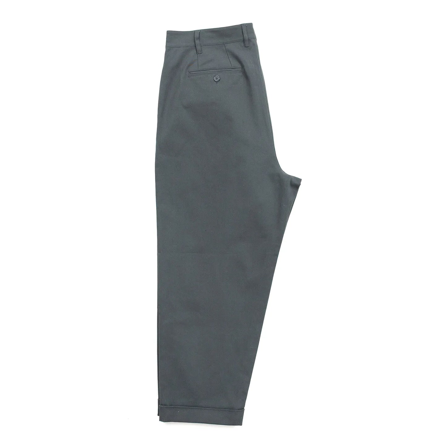 CLUMSY PICTURESの新作パンツ「2 PLEATS RELAXED TWILL PANTS」のSLATEカラーの側面からの商品写真