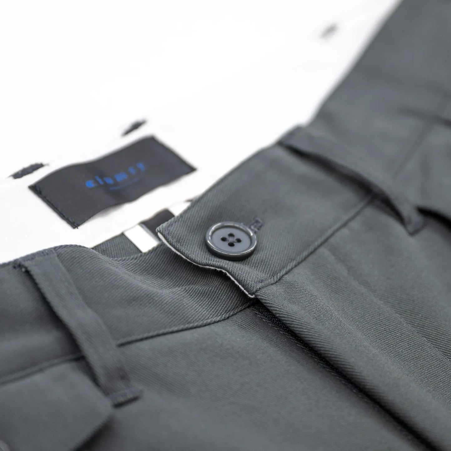 CLUMSY PICTURESの新作パンツ「2 PLEATS RELAXED TWILL PANTS」のSLATEカラーの腰回りの商品写真