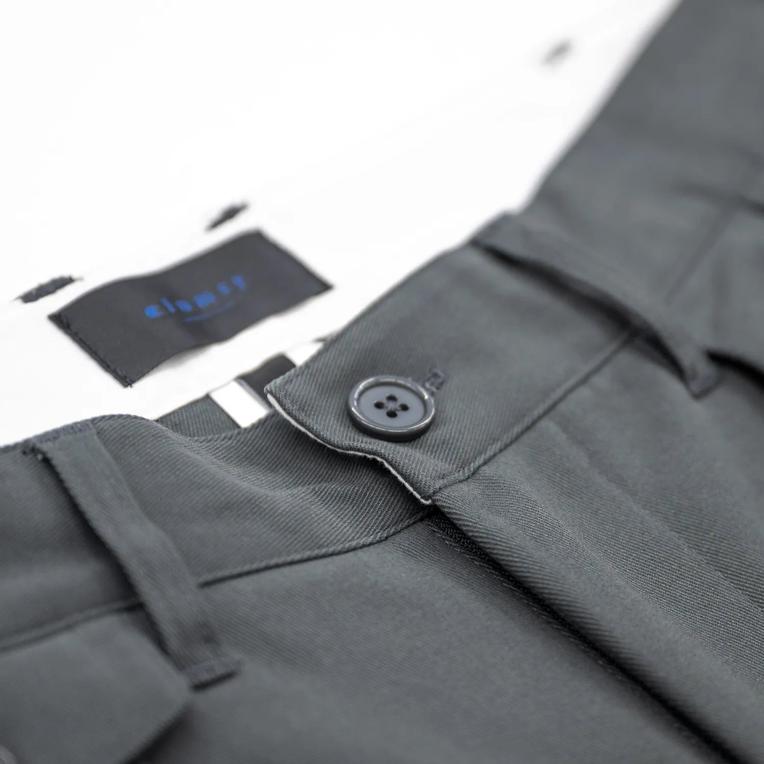 CLUMSY PICTURESの新作パンツ「2 PLEATS RELAXED TWILL PANTS」のSLATEカラーの腰回りの商品写真