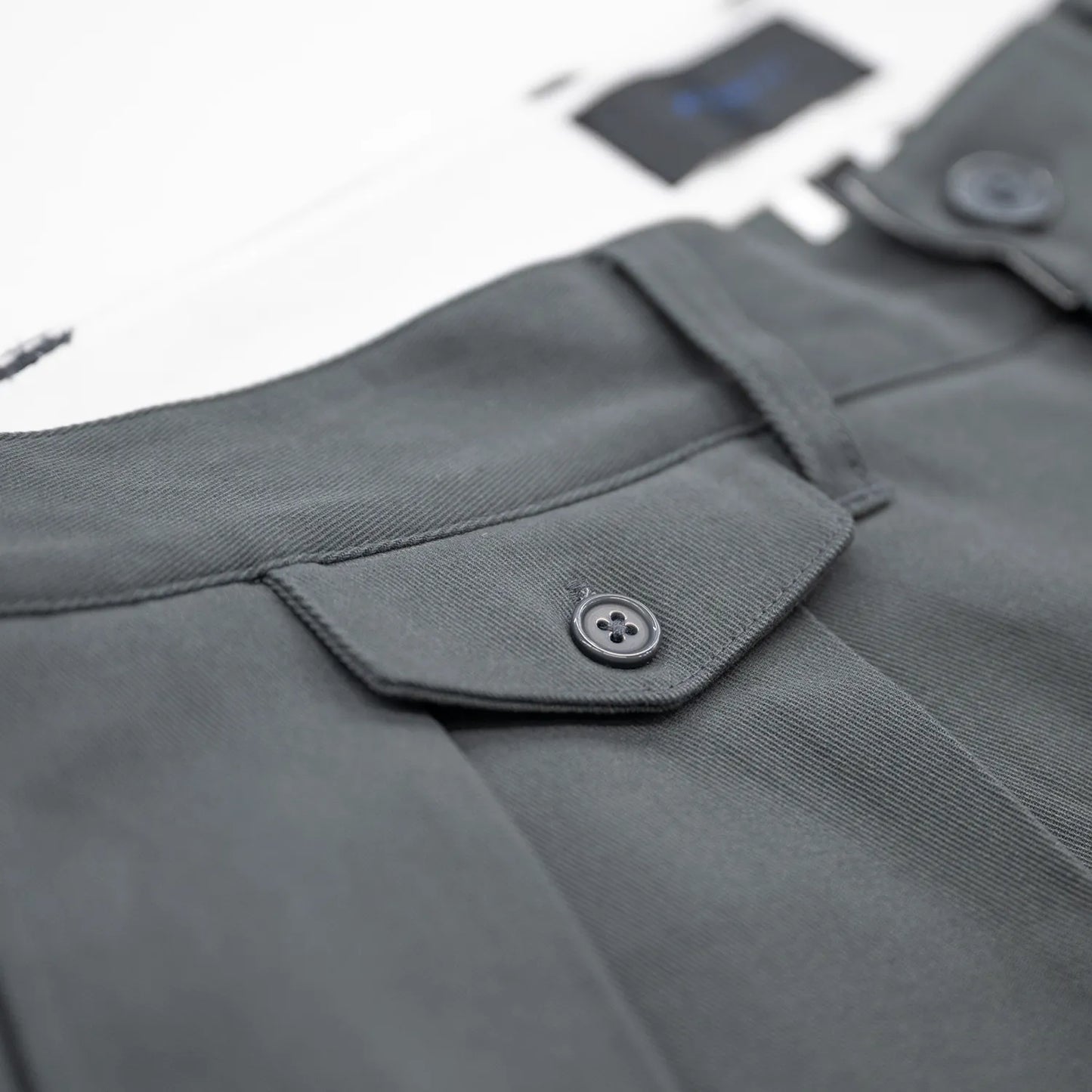 CLUMSY PICTURESの新作パンツ「2 PLEATS RELAXED TWILL PANTS」のSLATEカラーのコインポケットの商品写真