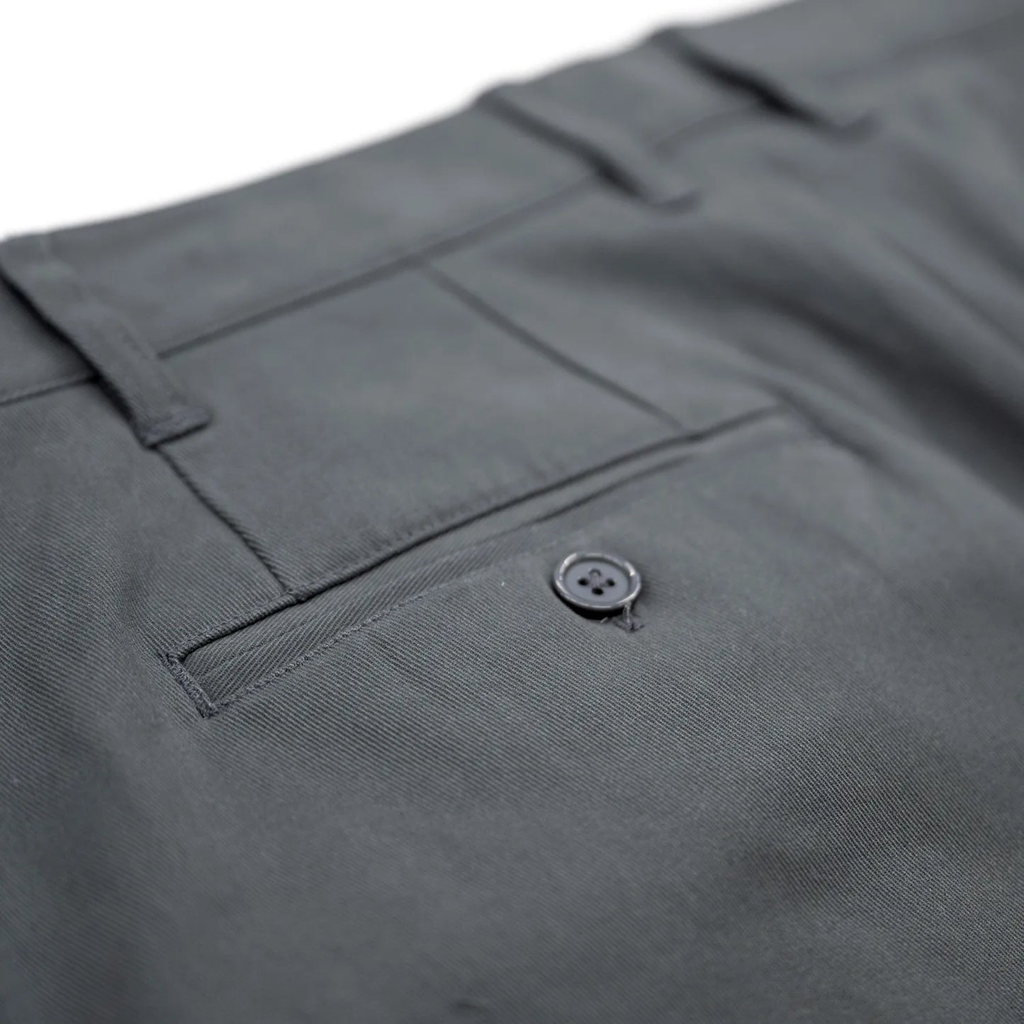 CLUMSY PICTURESの新作パンツ「2 PLEATS RELAXED TWILL PANTS」のSLATEカラーのバックポケットの商品写真