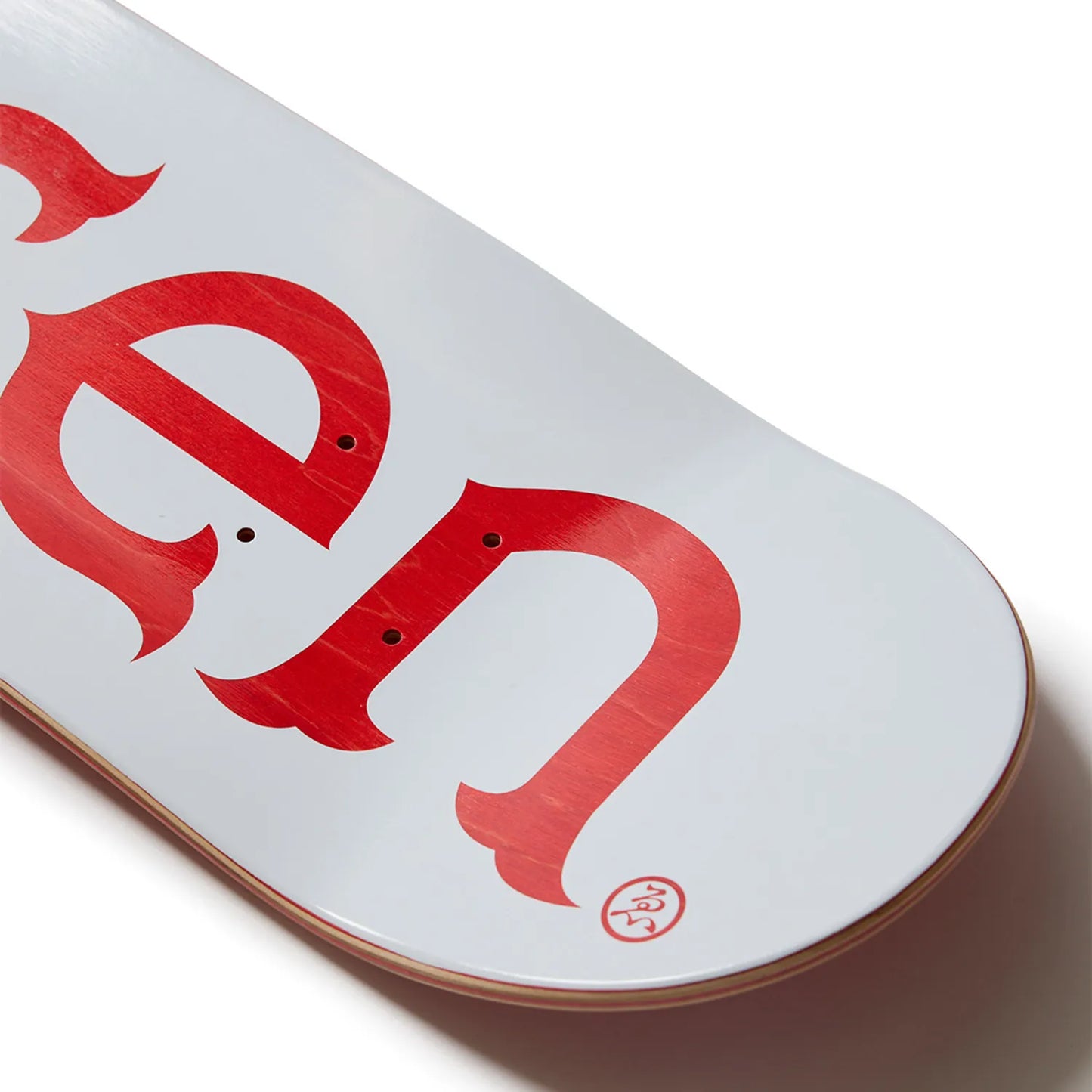 日本で最も人気のスケートブランド「EVISEN(ゑびせん)」のTEAMモデルのスケボー・スケートボードデッキ「EVI LOGO RED / 8.25インチ」のデッキテープ面のテール側の写真