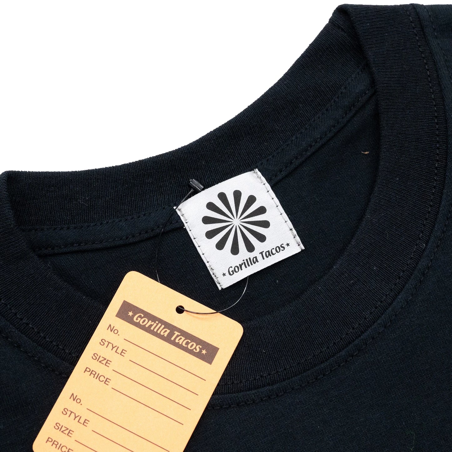 GORILLA TACOS(ゴリラタコス)のフロントに大きくデザインがプリントされたTシャツ「73 GT TEE」のブラックカラーの襟裏のブランドタグの写真