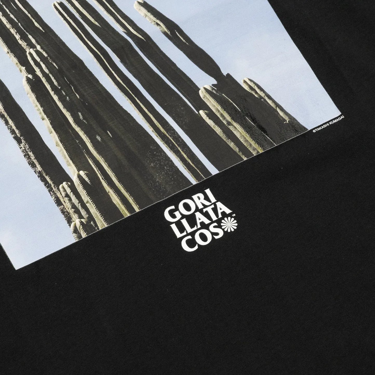 GDCを手がける熊谷隆志とGORILLA TACOSのコラボレーションモデルのTシャツ「GORILLA TACOS x TAKASHI KUMAGAI CACTUS TEE」のBLACKカラーのフロント写真下のブランドロゴ