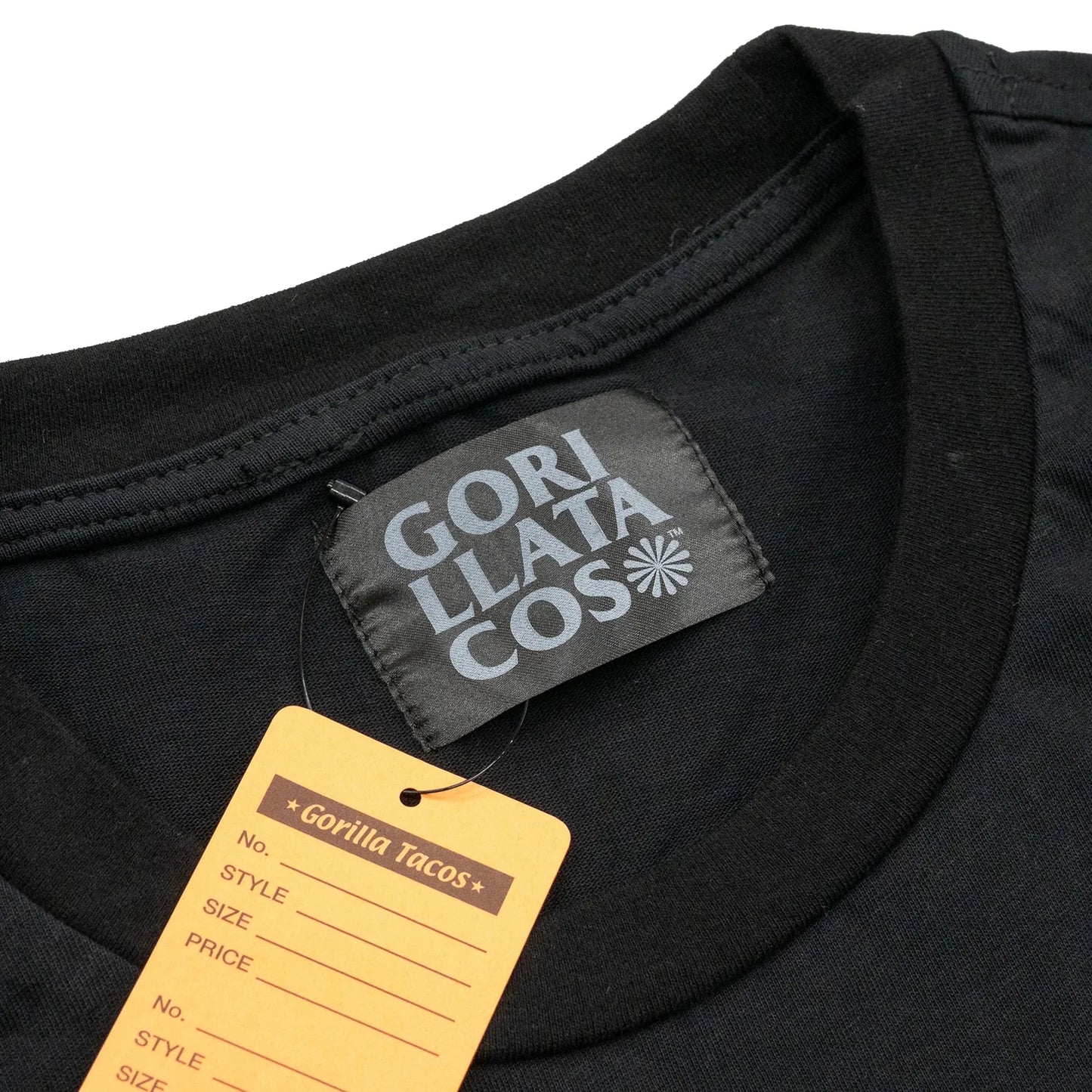 GDCを手がける熊谷隆志とGORILLA TACOSのコラボレーションモデルのTシャツ「GORILLA TACOS x TAKASHI KUMAGAI CACTUS TEE」のBLACKカラーの襟裏のブランドタグ
