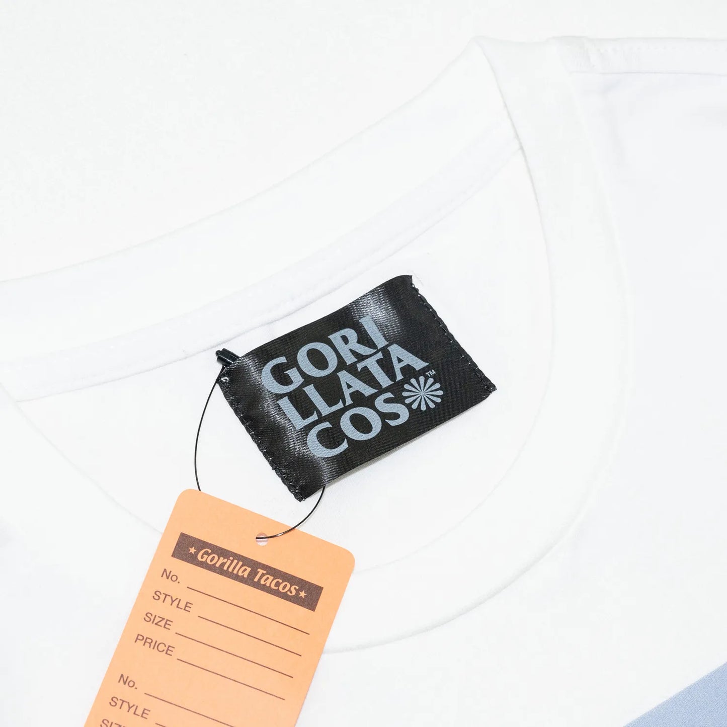 GDCを手がける熊谷隆志とGORILLA TACOSのコラボレーションモデルのTシャツ「GORILLA TACOS x TAKASHI KUMAGAI CACTUS TEE」のWHITEカラーの襟裏のブランドタグ