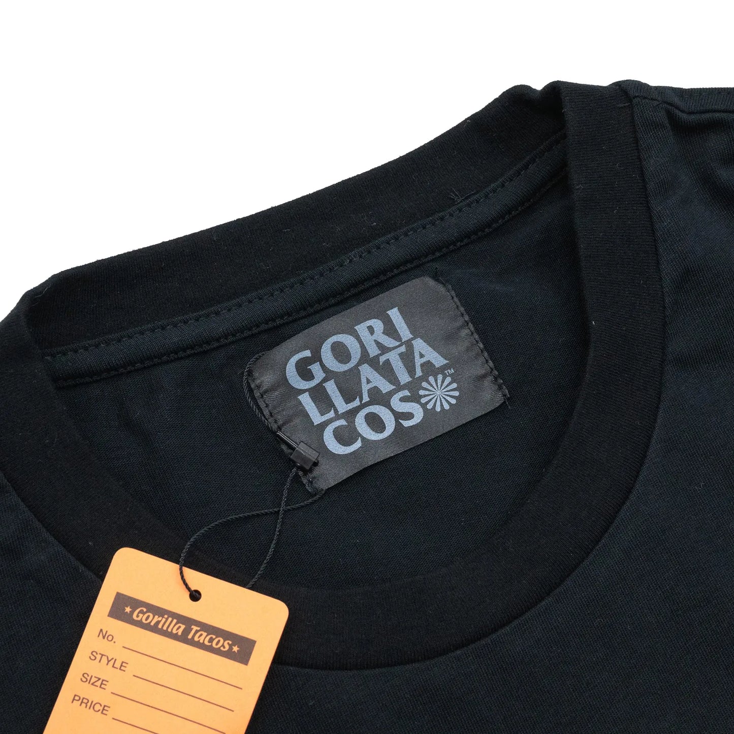 フロントに大きくレタードデザインがプリントされたGORILLA TACOSのTシャツ「TACO TEE」のBLACKカラーの襟裏のブランドタグ