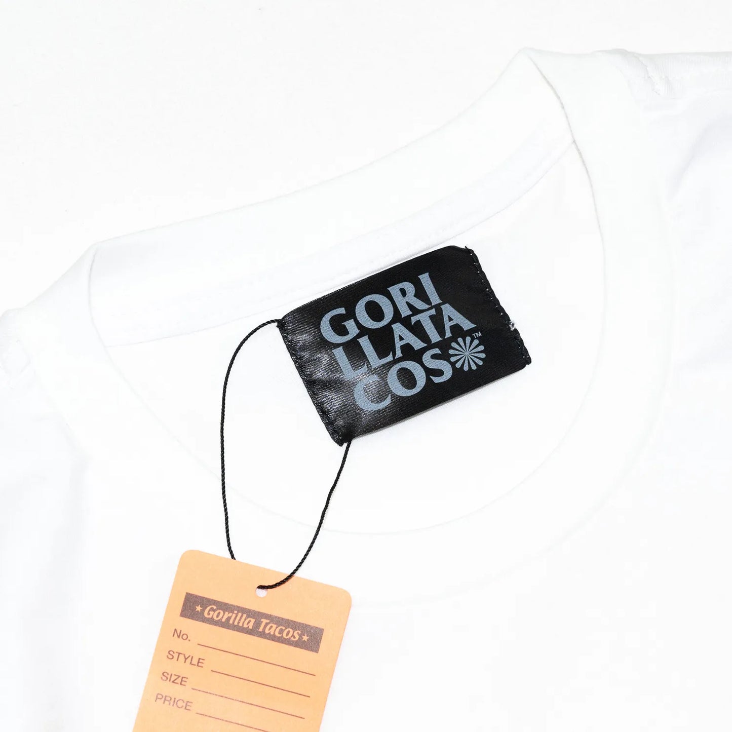 フロントに大きくレタードデザインがプリントされたGORILLA TACOSのTシャツ「TACO TEE」のWHITEカラーの襟裏のブランドタグ