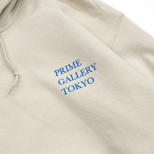 PRIMEのフーディ「GALLERY LOGO HOODY」のSAND/INDIGOカラーの左胸のデザイン写真