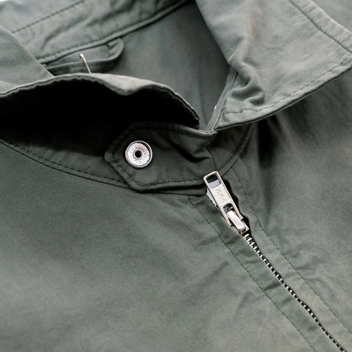 ブランドのアイコン的アイテム「POLAR SKATE CO」の大定番ジャケット「NICK JACKET / GREY GREEN」の襟元の商品写真