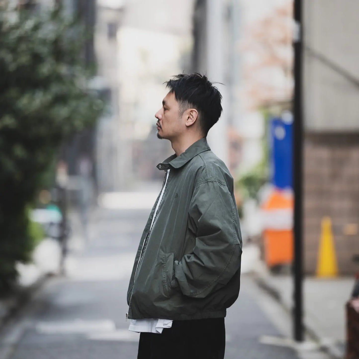 ブランドのアイコン的アイテム「POLAR SKATE CO」の大定番ジャケット「NICK JACKET / GREY GREEN」の側面からの着用写真