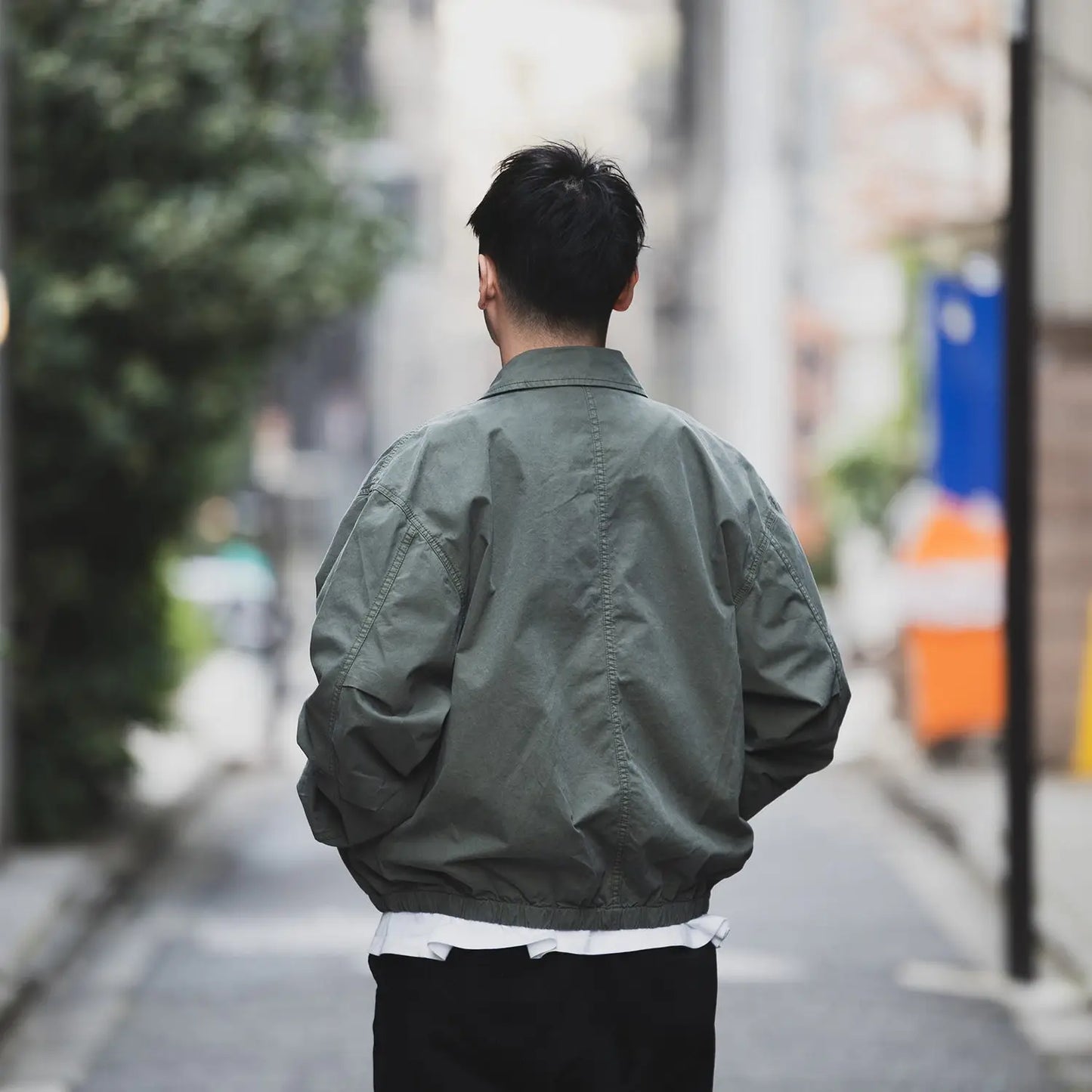 ブランドのアイコン的アイテム「POLAR SKATE CO」の大定番ジャケット「NICK JACKET / GREY GREEN」の背面からの着用写真