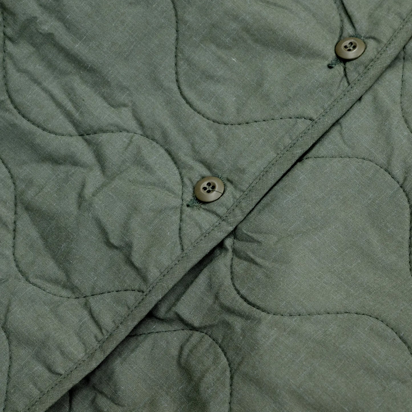 Primeが発掘したDEAD STOCKのVINTAGE「US ARMY AIRCREW NOMEX LINER JACKET / OLIVE DRAB」の前面のボタンの写真